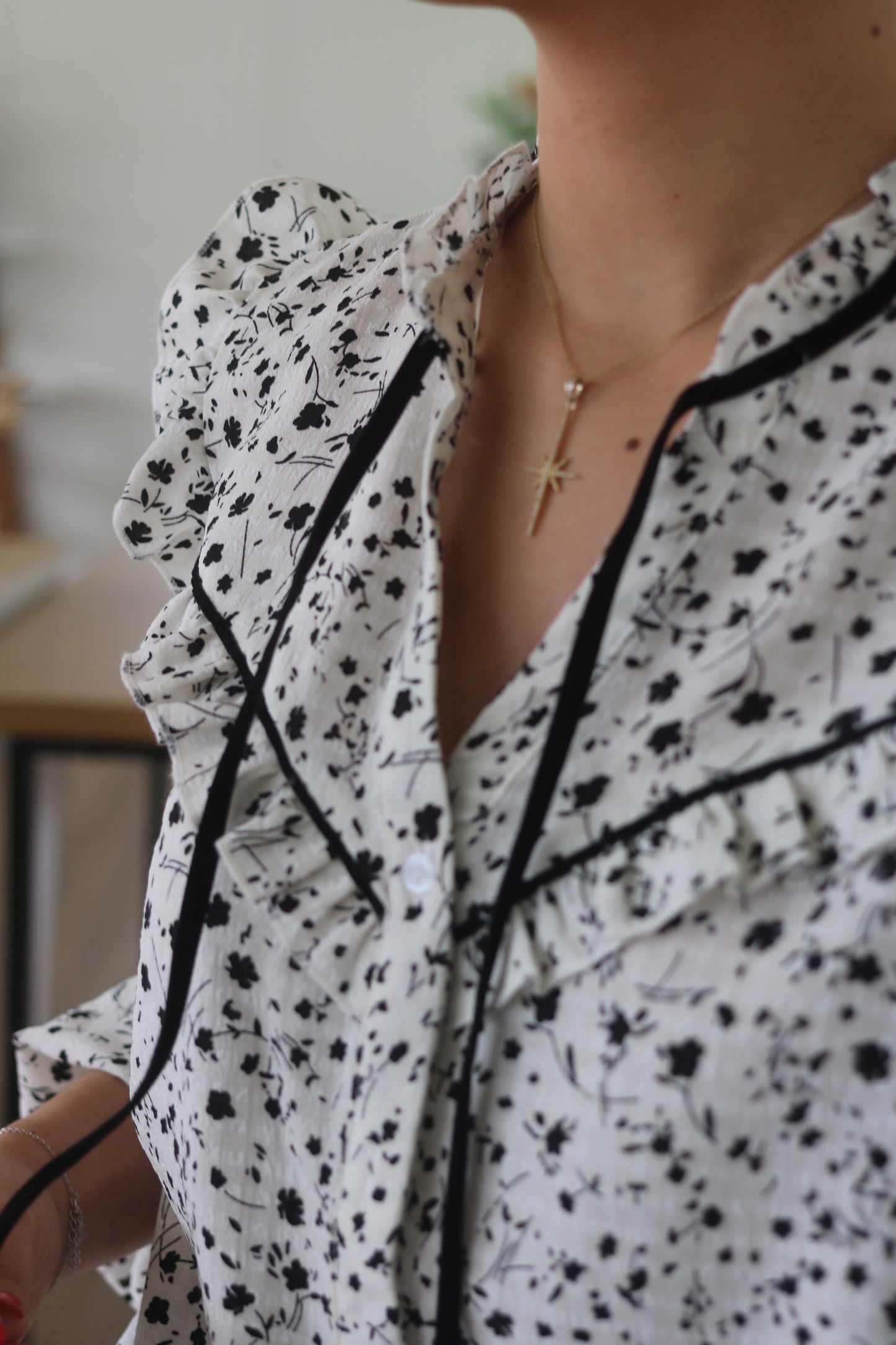 Camisa Emma | Branco c/flores pretas